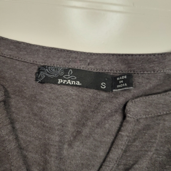 Prana Nitty Split V-Neck Ruffle Detail Long Sleeve Tee Shirt Top Size Small - Picture 3 of 7